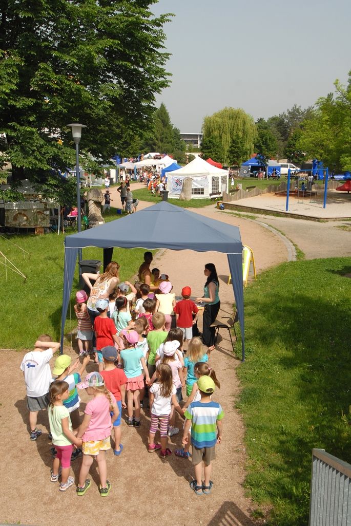 Pošestnácté se v Plzni koná Bambiriáda, akce, při níž se prezentují spolky dětí, mládeže a středisek volného času z celého Plzeňského kraje. Letos organizacím pracujícím s dětmi a mládeží ve volném čase poskytly zázemí Chvojkovy lomy na Slovanech. Jejich stánkovou prezentaci doplňuje pódiový program, při kterém se představují desítky tanečních souborů, hudebních skupin a amatérských umělců z řad dětí a mládeže. Pro návštěvníky jsou připraveny také ukázky hasičské a vojenské techniky. (foto: 23.5.2014)