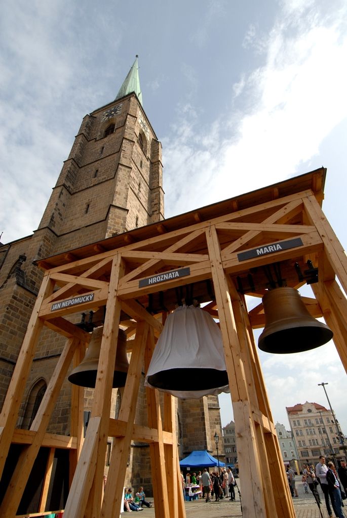 Třetí zvon pro katedrálu sv. Bartoloměje byl slavnostně představen veřejnosti. Odhalil jej primátor Martin Baxa společně s biskupem Františkem Radkovským. Do Plzně přivezli Hroznatu den předtím z holandského Astenu, kde jej stejně jako první dva zvony, Jana Nepomuckého a Marii, odlil český zvonař Petr Rudolf Manoušek. Zvon je pojmenován po blahoslaveném Hroznatovi, patronu Diecéze plzeňské. Na jeho výrobu bylo použito 3,5 tuny zvonoviny. Sám zvon váží zhruba tři tuny. Jsou na něm uvedena jména 140 dárců, kteří přispěli částkou deseti tisíc korun a více. Poslední pětiapůltunový zvon Bartoloměj by měl být odlit na přelomu srpna a září. Na jeho povrchu zbývá ještě volné místo pro jména asi padesáti dárců. Všechny zvony by se měly na věži katedrály rozeznít 17. ledna 2015, kdy se Plzeň stane Evropským hlavním městem kultury. (foto: 23.5.2014)