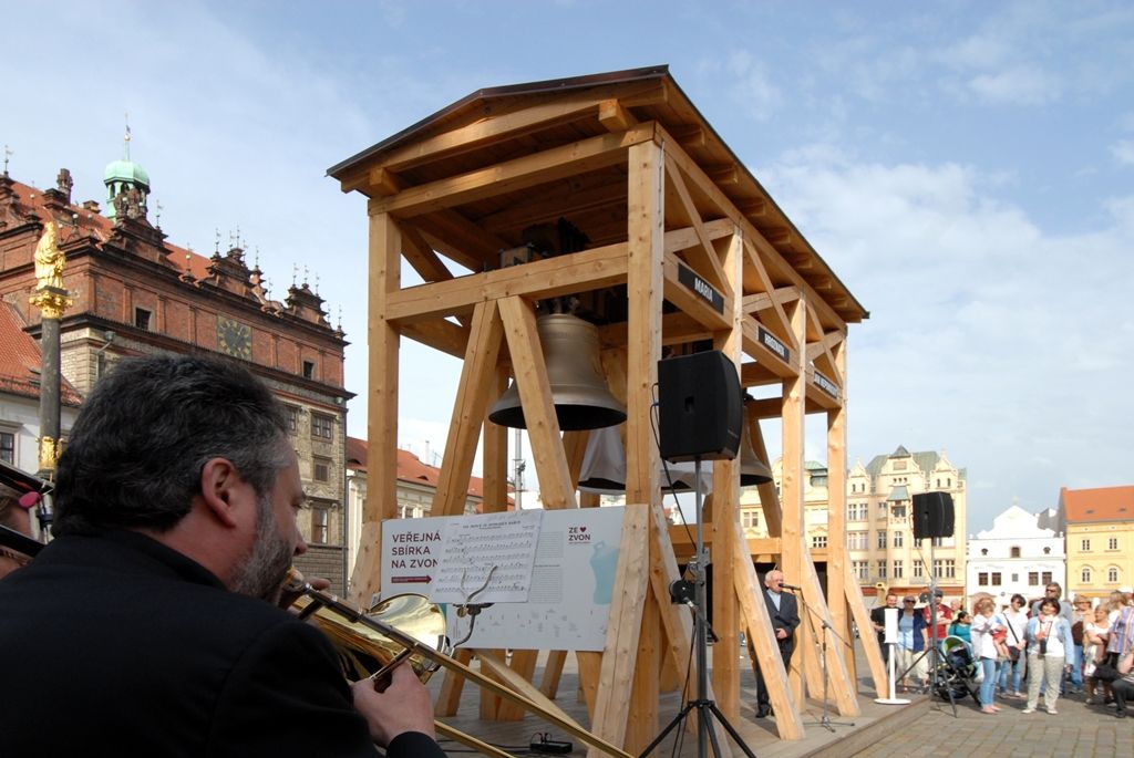 Třetí zvon pro katedrálu sv. Bartoloměje byl slavnostně představen veřejnosti. Odhalil jej primátor Martin Baxa společně s biskupem Františkem Radkovským. Do Plzně přivezli Hroznatu den předtím z holandského Astenu, kde jej stejně jako první dva zvony, Jana Nepomuckého a Marii, odlil český zvonař Petr Rudolf Manoušek. Zvon je pojmenován po blahoslaveném Hroznatovi, patronu Diecéze plzeňské. Na jeho výrobu bylo použito 3,5 tuny zvonoviny. Sám zvon váží zhruba tři tuny. Jsou na něm uvedena jména 140 dárců, kteří přispěli částkou deseti tisíc korun a více. Poslední pětiapůltunový zvon Bartoloměj by měl být odlit na přelomu srpna a září. Na jeho povrchu zbývá ještě volné místo pro jména asi padesáti dárců. Všechny zvony by se měly na věži katedrály rozeznít 17. ledna 2015, kdy se Plzeň stane Evropským hlavním městem kultury. (foto: 23.5.2014)