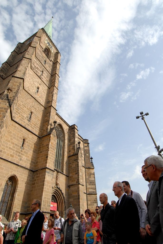 Třetí zvon pro katedrálu sv. Bartoloměje byl slavnostně představen veřejnosti. Odhalil jej primátor Martin Baxa společně s biskupem Františkem Radkovským. Do Plzně přivezli Hroznatu den předtím z holandského Astenu, kde jej stejně jako první dva zvony, Jana Nepomuckého a Marii, odlil český zvonař Petr Rudolf Manoušek. Zvon je pojmenován po blahoslaveném Hroznatovi, patronu Diecéze plzeňské. Na jeho výrobu bylo použito 3,5 tuny zvonoviny. Sám zvon váží zhruba tři tuny. Jsou na něm uvedena jména 140 dárců, kteří přispěli částkou deseti tisíc korun a více. Poslední pětiapůltunový zvon Bartoloměj by měl být odlit na přelomu srpna a září. Na jeho povrchu zbývá ještě volné místo pro jména asi padesáti dárců. Všechny zvony by se měly na věži katedrály rozeznít 17. ledna 2015, kdy se Plzeň stane Evropským hlavním městem kultury. (foto: 23.5.2014)