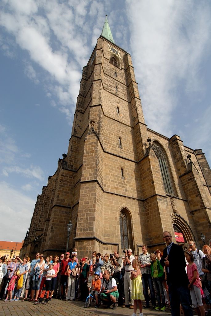 Třetí zvon pro katedrálu sv. Bartoloměje byl slavnostně představen veřejnosti. Odhalil jej primátor Martin Baxa společně s biskupem Františkem Radkovským. Do Plzně přivezli Hroznatu den předtím z holandského Astenu, kde jej stejně jako první dva zvony, Jana Nepomuckého a Marii, odlil český zvonař Petr Rudolf Manoušek. Zvon je pojmenován po blahoslaveném Hroznatovi, patronu Diecéze plzeňské. Na jeho výrobu bylo použito 3,5 tuny zvonoviny. Sám zvon váží zhruba tři tuny. Jsou na něm uvedena jména 140 dárců, kteří přispěli částkou deseti tisíc korun a více. Poslední pětiapůltunový zvon Bartoloměj by měl být odlit na přelomu srpna a září. Na jeho povrchu zbývá ještě volné místo pro jména asi padesáti dárců. Všechny zvony by se měly na věži katedrály rozeznít 17. ledna 2015, kdy se Plzeň stane Evropským hlavním městem kultury. (foto: 23.5.2014)