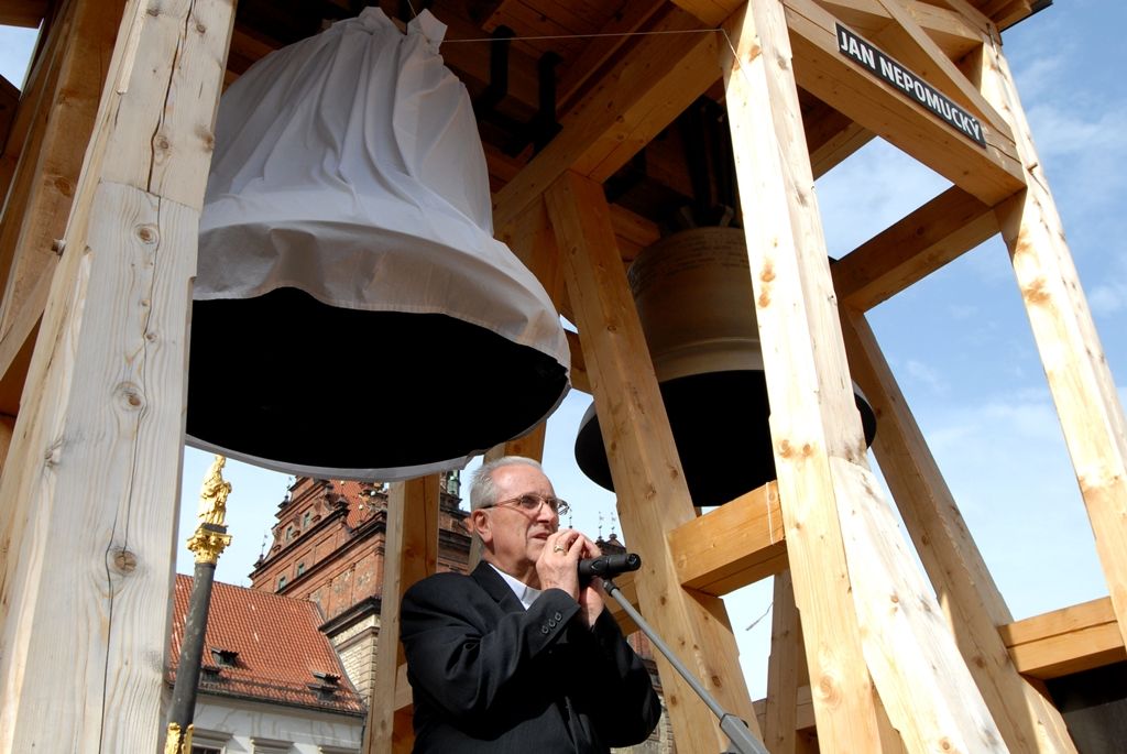 Třetí zvon pro katedrálu sv. Bartoloměje byl slavnostně představen veřejnosti. Odhalil jej primátor Martin Baxa společně s biskupem Františkem Radkovským. Do Plzně přivezli Hroznatu den předtím z holandského Astenu, kde jej stejně jako první dva zvony, Jana Nepomuckého a Marii, odlil český zvonař Petr Rudolf Manoušek. Zvon je pojmenován po blahoslaveném Hroznatovi, patronu Diecéze plzeňské. Na jeho výrobu bylo použito 3,5 tuny zvonoviny. Sám zvon váží zhruba tři tuny. Jsou na něm uvedena jména 140 dárců, kteří přispěli částkou deseti tisíc korun a více. Poslední pětiapůltunový zvon Bartoloměj by měl být odlit na přelomu srpna a září. Na jeho povrchu zbývá ještě volné místo pro jména asi padesáti dárců. Všechny zvony by se měly na věži katedrály rozeznít 17. ledna 2015, kdy se Plzeň stane Evropským hlavním městem kultury. (foto: 23.5.2014)