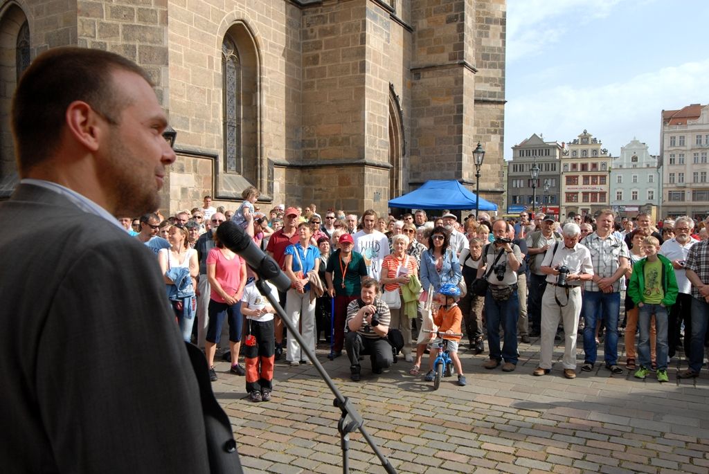 Třetí zvon pro katedrálu sv. Bartoloměje byl slavnostně představen veřejnosti. Odhalil jej primátor Martin Baxa společně s biskupem Františkem Radkovským. Do Plzně přivezli Hroznatu den předtím z holandského Astenu, kde jej stejně jako první dva zvony, Jana Nepomuckého a Marii, odlil český zvonař Petr Rudolf Manoušek. Zvon je pojmenován po blahoslaveném Hroznatovi, patronu Diecéze plzeňské. Na jeho výrobu bylo použito 3,5 tuny zvonoviny. Sám zvon váží zhruba tři tuny. Jsou na něm uvedena jména 140 dárců, kteří přispěli částkou deseti tisíc korun a více. Poslední pětiapůltunový zvon Bartoloměj by měl být odlit na přelomu srpna a září. Na jeho povrchu zbývá ještě volné místo pro jména asi padesáti dárců. Všechny zvony by se měly na věži katedrály rozeznít 17. ledna 2015, kdy se Plzeň stane Evropským hlavním městem kultury. (foto: 23.5.2014)
