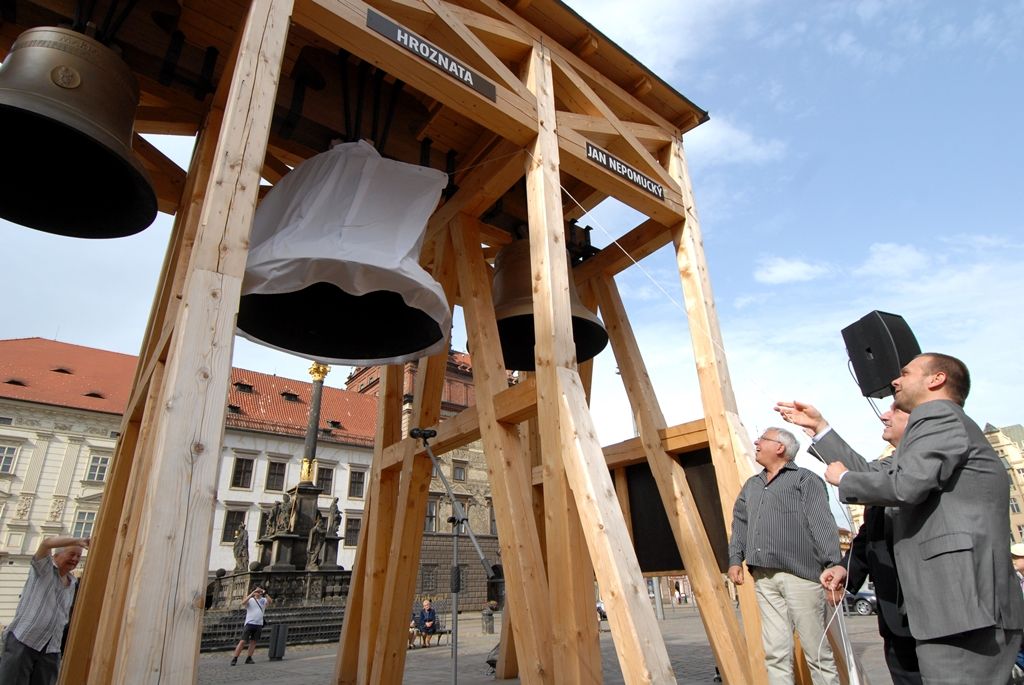 Třetí zvon pro katedrálu sv. Bartoloměje byl slavnostně představen veřejnosti. Odhalil jej primátor Martin Baxa společně s biskupem Františkem Radkovským. Do Plzně přivezli Hroznatu den předtím z holandského Astenu, kde jej stejně jako první dva zvony, Jana Nepomuckého a Marii, odlil český zvonař Petr Rudolf Manoušek. Zvon je pojmenován po blahoslaveném Hroznatovi, patronu Diecéze plzeňské. Na jeho výrobu bylo použito 3,5 tuny zvonoviny. Sám zvon váží zhruba tři tuny. Jsou na něm uvedena jména 140 dárců, kteří přispěli částkou deseti tisíc korun a více. Poslední pětiapůltunový zvon Bartoloměj by měl být odlit na přelomu srpna a září. Na jeho povrchu zbývá ještě volné místo pro jména asi padesáti dárců. Všechny zvony by se měly na věži katedrály rozeznít 17. ledna 2015, kdy se Plzeň stane Evropským hlavním městem kultury. (foto: 23.5.2014)