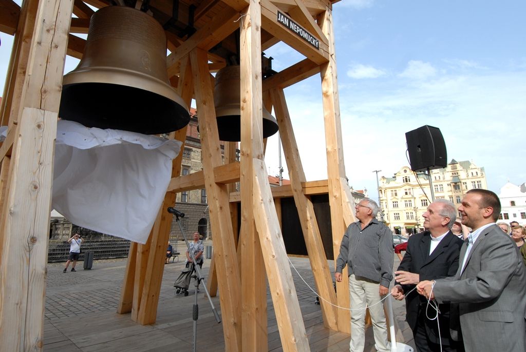 Třetí zvon pro katedrálu sv. Bartoloměje byl slavnostně představen veřejnosti. Odhalil jej primátor Martin Baxa společně s biskupem Františkem Radkovským. Do Plzně přivezli Hroznatu den předtím z holandského Astenu, kde jej stejně jako první dva zvony, Jana Nepomuckého a Marii, odlil český zvonař Petr Rudolf Manoušek. Zvon je pojmenován po blahoslaveném Hroznatovi, patronu Diecéze plzeňské. Na jeho výrobu bylo použito 3,5 tuny zvonoviny. Sám zvon váží zhruba tři tuny. Jsou na něm uvedena jména 140 dárců, kteří přispěli částkou deseti tisíc korun a více. Poslední pětiapůltunový zvon Bartoloměj by měl být odlit na přelomu srpna a září. Na jeho povrchu zbývá ještě volné místo pro jména asi padesáti dárců. Všechny zvony by se měly na věži katedrály rozeznít 17. ledna 2015, kdy se Plzeň stane Evropským hlavním městem kultury. (foto: 23.5.2014)
