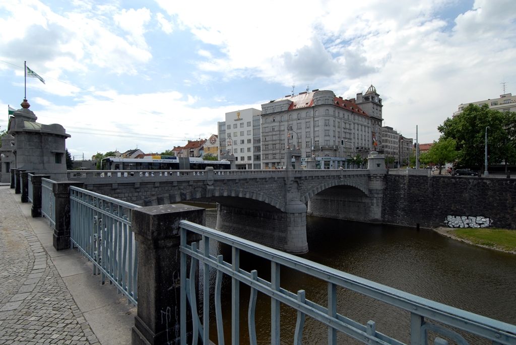 Wilsonův most, který v centru Plzně spojuje Anglické a Denisovo nábřeží nad řekou Radbuzou, byl po deseti měsících rekonstrukčních prací otevřen i pro individuální automobilovou dopravu. Vozy městské veřejné dopravy a integrovaného záchranného systému jej mohly využívat od 1. dubna, pěší o měsíc později. Generální oprava mostu včetně rekonstrukce části kabelového kolektoru a souvisejících úprav na Denisově nábřeží stála 52 milionů korun oproti prvotně plánovaným 70 milionům. Stavba byla dokončena v daném termínu. (foto: 26.5.2014)