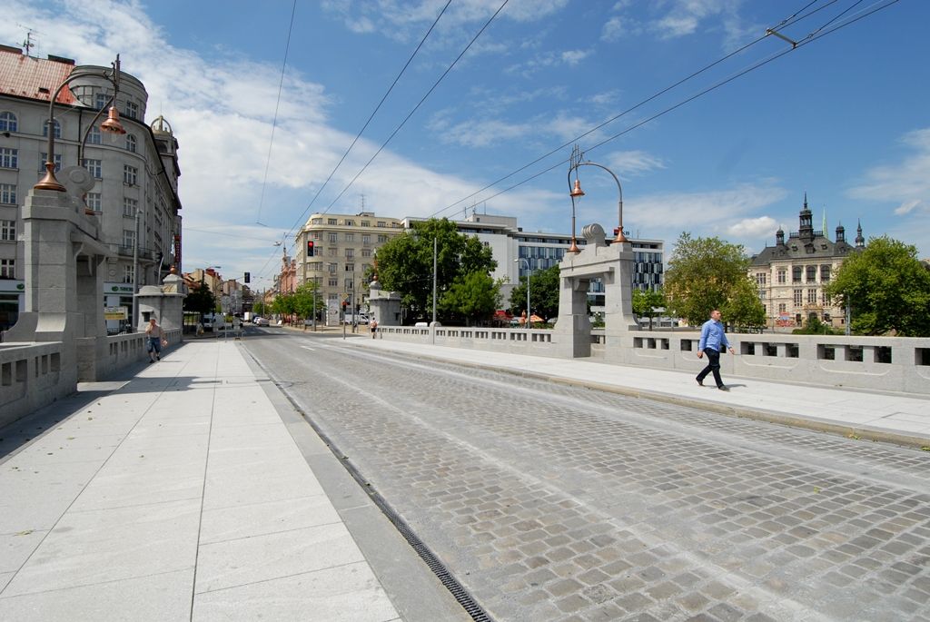 Wilsonův most, který v centru Plzně spojuje Anglické a Denisovo nábřeží nad řekou Radbuzou, byl po deseti měsících rekonstrukčních prací otevřen i pro individuální automobilovou dopravu. Vozy městské veřejné dopravy a integrovaného záchranného systému jej mohly využívat od 1. dubna, pěší o měsíc později. Generální oprava mostu včetně rekonstrukce části kabelového kolektoru a souvisejících úprav na Denisově nábřeží stála 52 milionů korun oproti prvotně plánovaným 70 milionům. Stavba byla dokončena v daném termínu. (foto: 26.5.2014)