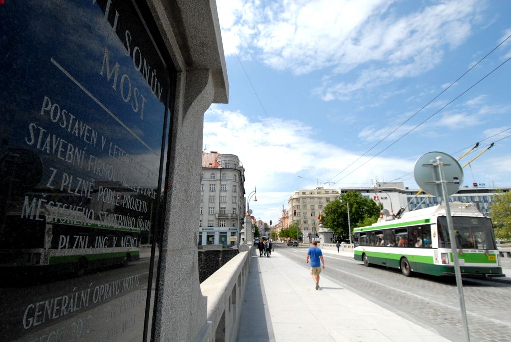 Wilsonův most, který v centru Plzně spojuje Anglické a Denisovo nábřeží nad řekou Radbuzou, byl po deseti měsících rekonstrukčních prací otevřen i pro individuální automobilovou dopravu. Vozy městské veřejné dopravy a integrovaného záchranného systému jej mohly využívat od 1. dubna, pěší o měsíc později. Generální oprava mostu včetně rekonstrukce části kabelového kolektoru a souvisejících úprav na Denisově nábřeží stála 52 milionů korun oproti prvotně plánovaným 70 milionům. Stavba byla dokončena v daném termínu. (foto: 26.5.2014)