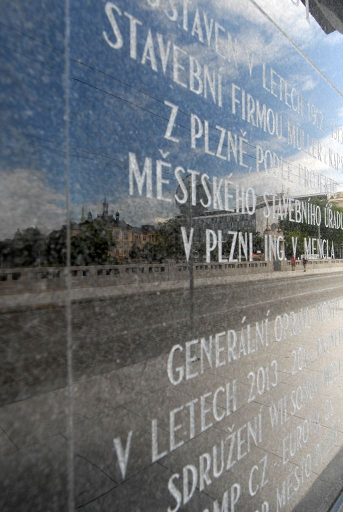 Wilsonův most, který v centru Plzně spojuje Anglické a Denisovo nábřeží nad řekou Radbuzou, byl po deseti měsících rekonstrukčních prací otevřen i pro individuální automobilovou dopravu. Vozy městské veřejné dopravy a integrovaného záchranného systému jej mohly využívat od 1. dubna, pěší o měsíc později. Generální oprava mostu včetně rekonstrukce části kabelového kolektoru a souvisejících úprav na Denisově nábřeží stála 52 milionů korun oproti prvotně plánovaným 70 milionům. Stavba byla dokončena v daném termínu. (foto: 26.5.2014)