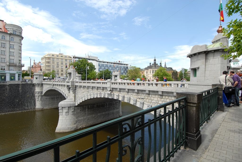 Wilsonův most, který v centru Plzně spojuje Anglické a Denisovo nábřeží nad řekou Radbuzou, byl po deseti měsících rekonstrukčních prací otevřen i pro individuální automobilovou dopravu. Vozy městské veřejné dopravy a integrovaného záchranného systému jej mohly využívat od 1. dubna, pěší o měsíc později. Generální oprava mostu včetně rekonstrukce části kabelového kolektoru a souvisejících úprav na Denisově nábřeží stála 52 milionů korun oproti prvotně plánovaným 70 milionům. Stavba byla dokončena v daném termínu. (foto: 26.5.2014)