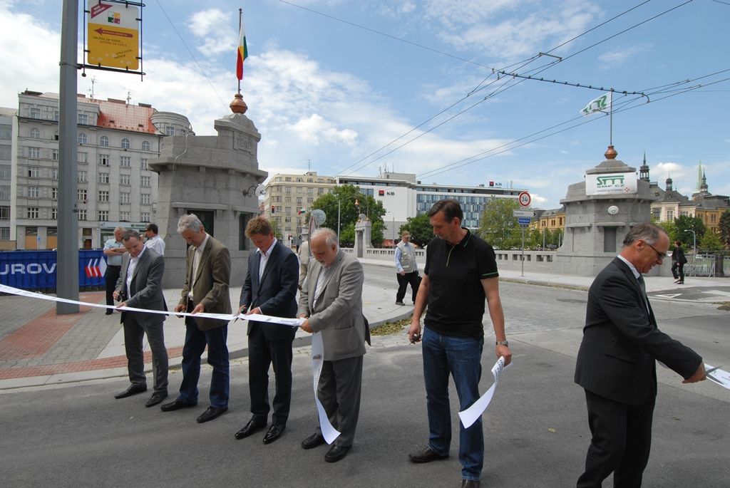 Wilsonův most, který v centru Plzně spojuje Anglické a Denisovo nábřeží nad řekou Radbuzou, byl po deseti měsících rekonstrukčních prací otevřen i pro individuální automobilovou dopravu. Vozy městské veřejné dopravy a integrovaného záchranného systému jej mohly využívat od 1. dubna, pěší o měsíc později. Generální oprava mostu včetně rekonstrukce části kabelového kolektoru a souvisejících úprav na Denisově nábřeží stála 52 milionů korun oproti prvotně plánovaným 70 milionům. Stavba byla dokončena v daném termínu. (foto: 26.5.2014)