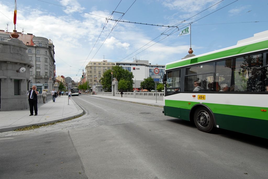 Wilsonův most, který v centru Plzně spojuje Anglické a Denisovo nábřeží nad řekou Radbuzou, byl po deseti měsících rekonstrukčních prací otevřen i pro individuální automobilovou dopravu. Vozy městské veřejné dopravy a integrovaného záchranného systému jej mohly využívat od 1. dubna, pěší o měsíc později. Generální oprava mostu včetně rekonstrukce části kabelového kolektoru a souvisejících úprav na Denisově nábřeží stála 52 milionů korun oproti prvotně plánovaným 70 milionům. Stavba byla dokončena v daném termínu. (foto: 26.5.2014)