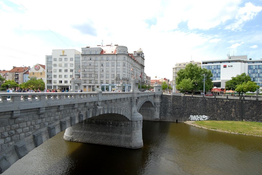 Wilsonův most, který v centru Plzně spojuje Anglické a Denisovo nábřeží nad řekou Radbuzou, byl po deseti měsících rekonstrukčních prací otevřen i pro individuální automobilovou dopravu. Vozy městské veřejné dopravy a integrovaného záchranného systému jej mohly využívat od 1. dubna, pěší o měsíc později. Generální oprava mostu včetně rekonstrukce části kabelového kolektoru a souvisejících úprav na Denisově nábřeží stála 52 milionů korun oproti prvotně plánovaným 70 milionům. Stavba byla dokončena v daném termínu. (foto: 26.5.2014)