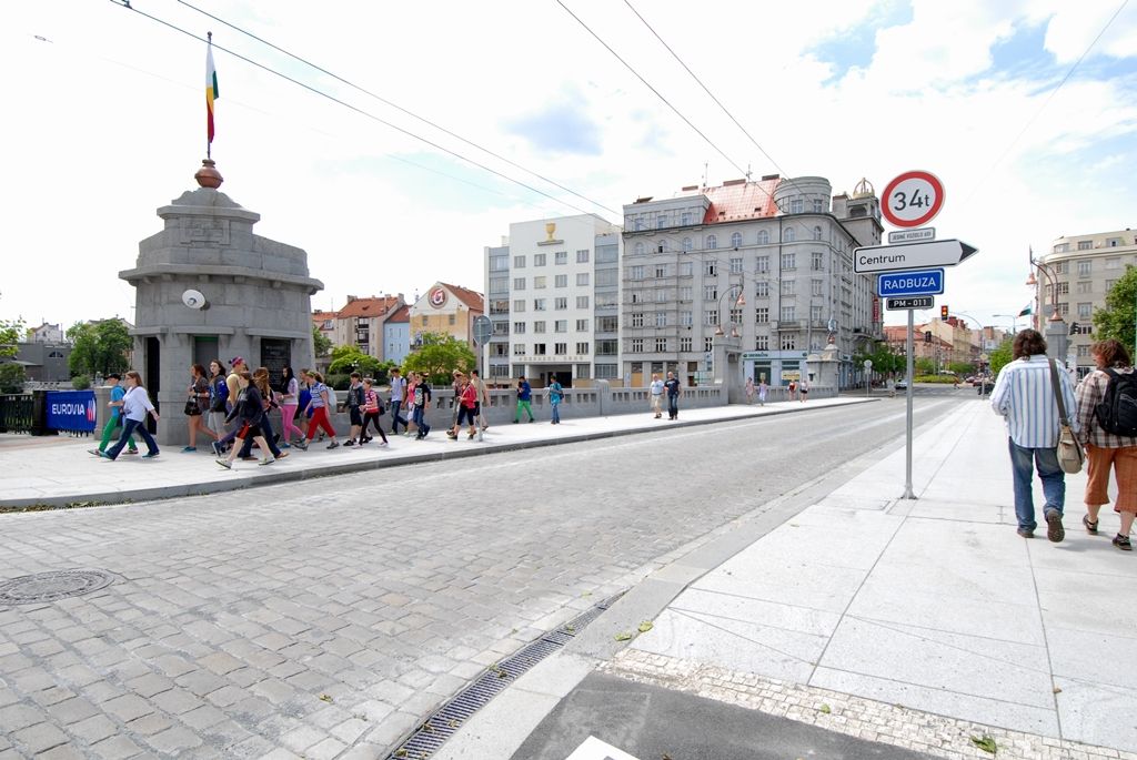 Wilsonův most, který v centru Plzně spojuje Anglické a Denisovo nábřeží nad řekou Radbuzou, byl po deseti měsících rekonstrukčních prací otevřen i pro individuální automobilovou dopravu. Vozy městské veřejné dopravy a integrovaného záchranného systému jej mohly využívat od 1. dubna, pěší o měsíc později. Generální oprava mostu včetně rekonstrukce části kabelového kolektoru a souvisejících úprav na Denisově nábřeží stála 52 milionů korun oproti prvotně plánovaným 70 milionům. Stavba byla dokončena v daném termínu. (foto: 26.5.2014)