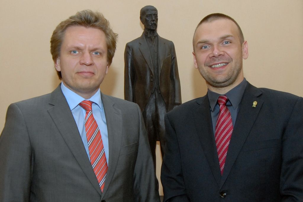 Na půldenní návštěvu přijel do Plzně velvyslanec Estonska J. E. Lembit Uibo. Setkání na radnici s primátorem Martinem Baxou provázela příjemná a uvolněná atmosféra. Zhruba hodinovou debatu vedli oba pánové o projektu Evropské hlavní město kultury, s nímž má Estonsko zkušenosti z roku 2011, kdy se tímto titulem honosil Tallinn, o elektronizaci estonské státní správy, ale také o ekonomické situaci obou zemí a města Plzně, systému vzdělávání nebo o daňové soustavě. Odpoledne si velvyslanec prohlédl Plzeňský Prazdroj a seznámil se s nejzajímavějšími pamětihodnostmi města. (foto: 28.5.2014)