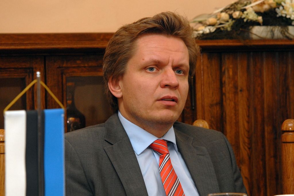 Na půldenní návštěvu přijel do Plzně velvyslanec Estonska J. E. Lembit Uibo. Setkání na radnici s primátorem Martinem Baxou provázela příjemná a uvolněná atmosféra. Zhruba hodinovou debatu vedli oba pánové o projektu Evropské hlavní město kultury, s nímž má Estonsko zkušenosti z roku 2011, kdy se tímto titulem honosil Tallinn, o elektronizaci estonské státní správy, ale také o ekonomické situaci obou zemí a města Plzně, systému vzdělávání nebo o daňové soustavě. Odpoledne si velvyslanec prohlédl Plzeňský Prazdroj a seznámil se s nejzajímavějšími pamětihodnostmi města. (foto: 28.5.2014)