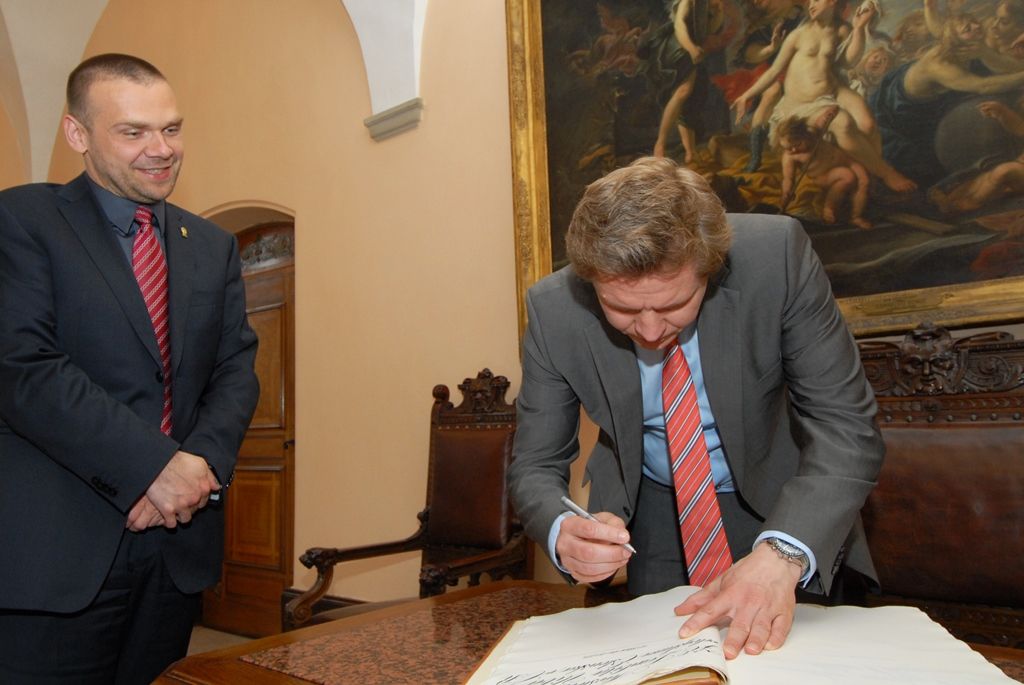 Na půldenní návštěvu přijel do Plzně velvyslanec Estonska J. E. Lembit Uibo. Setkání na radnici s primátorem Martinem Baxou provázela příjemná a uvolněná atmosféra. Zhruba hodinovou debatu vedli oba pánové o projektu Evropské hlavní město kultury, s nímž má Estonsko zkušenosti z roku 2011, kdy se tímto titulem honosil Tallinn, o elektronizaci estonské státní správy, ale také o ekonomické situaci obou zemí a města Plzně, systému vzdělávání nebo o daňové soustavě. Odpoledne si velvyslanec prohlédl Plzeňský Prazdroj a seznámil se s nejzajímavějšími pamětihodnostmi města. (foto: 28.5.2014)