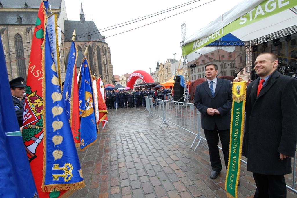 Zahájením výstavy v Národopisném muzeu, prezentací nejnovější techniky, výkony lezecké skupiny na lanovce vedoucí z kostelní věže, předvedením simulátoru zakouření, hudební produkcí a v neposlední řadě slavnostním aktem, při kterém došlo k dekorování tradičních historických praporů záchranných sborů, si hasiči na náměstí Republiky připomněli 150 let dobrovolné požární ochrany v České republice. (foto: 29.5.2014, náměstí Republiky v Plzni)
