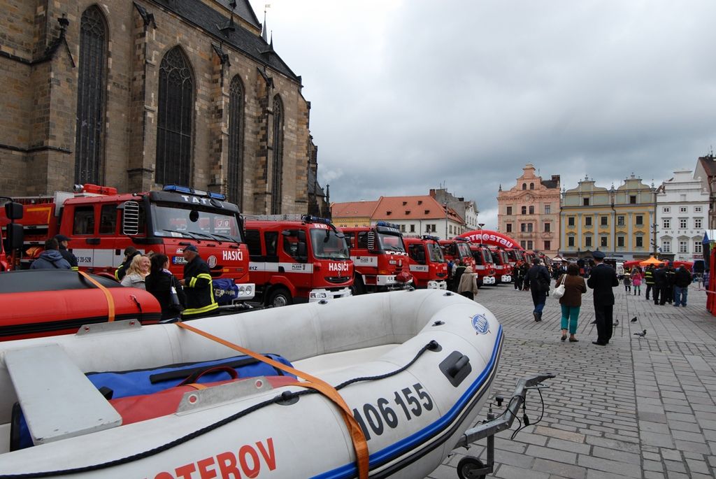 Zahájením výstavy v Národopisném muzeu, prezentací nejnovější techniky, výkony lezecké skupiny na lanovce vedoucí z kostelní věže, předvedením simulátoru zakouření, hudební produkcí a v neposlední řadě slavnostním aktem, při kterém došlo k dekorování tradičních historických praporů záchranných sborů, si hasiči na náměstí Republiky připomněli 150 let dobrovolné požární ochrany v České republice. (foto: 29.5.2014, náměstí Republiky v Plzni)