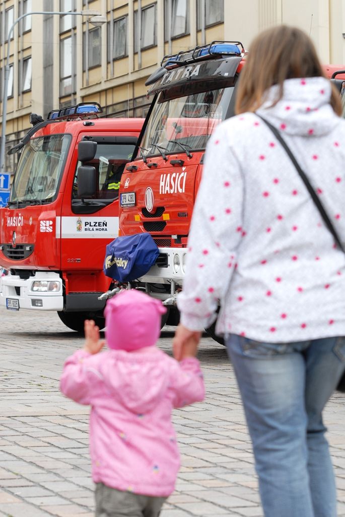 Zahájením výstavy v Národopisném muzeu, prezentací nejnovější techniky, výkony lezecké skupiny na lanovce vedoucí z kostelní věže, předvedením simulátoru zakouření, hudební produkcí a v neposlední řadě slavnostním aktem, při kterém došlo k dekorování tradičních historických praporů záchranných sborů, si hasiči na náměstí Republiky připomněli 150 let dobrovolné požární ochrany v České republice. (foto: 29.5.2014, náměstí Republiky v Plzni)