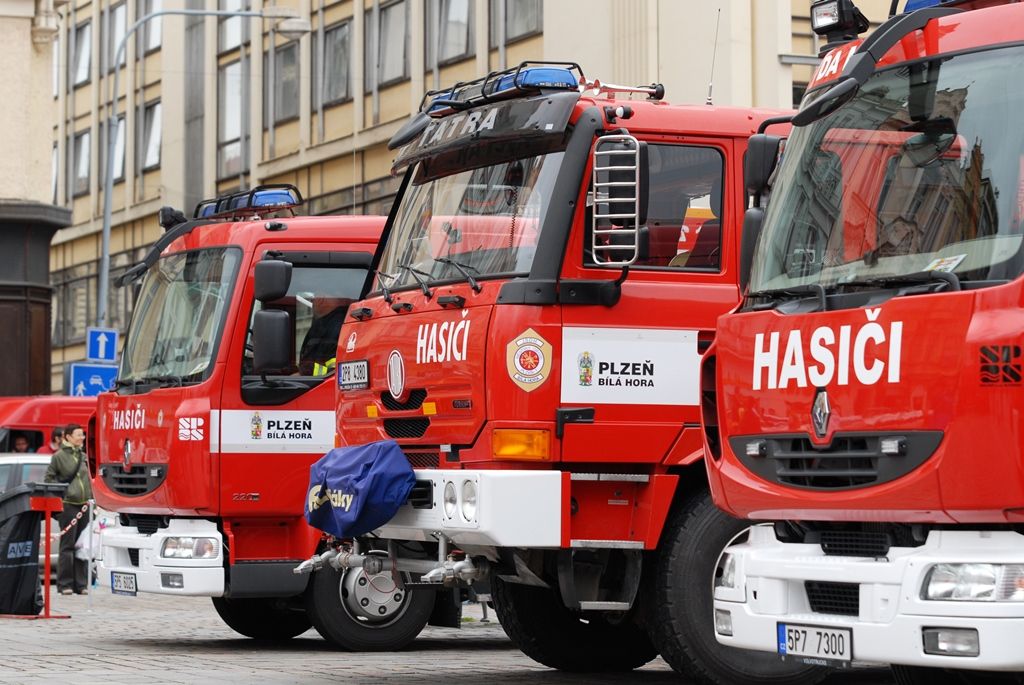 Zahájením výstavy v Národopisném muzeu, prezentací nejnovější techniky, výkony lezecké skupiny na lanovce vedoucí z kostelní věže, předvedením simulátoru zakouření, hudební produkcí a v neposlední řadě slavnostním aktem, při kterém došlo k dekorování tradičních historických praporů záchranných sborů, si hasiči na náměstí Republiky připomněli 150 let dobrovolné požární ochrany v České republice. (foto: 29.5.2014, náměstí Republiky v Plzni)