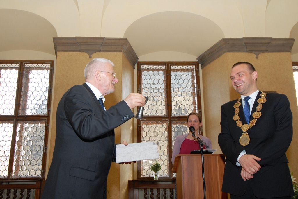 Plzeňskou Cenu 1. června převzal na slavnostním zasedání zastupitelstva publicista Bohumil Doležal