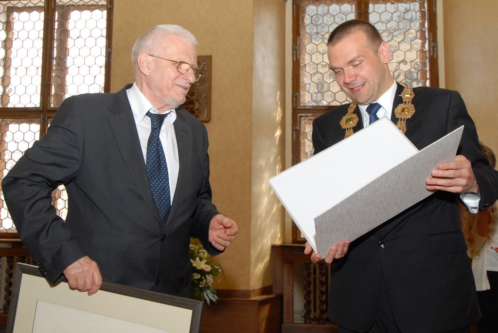 Plzeňské události 1. června 1953, kdy se na dvacet tisíc Plzeňanů vzepřelo komunistické moci, si město jako každý rok připomnělo udělením Ceny 1. června. Obdržel ji český literární kritik, politický komentátor, publicista a vysokoškolský učitel Bohumil Doležal za trvalou obhajobu a prosazování principů demokracie, lidských práv a svobod. (foto: 1.6.2014)
