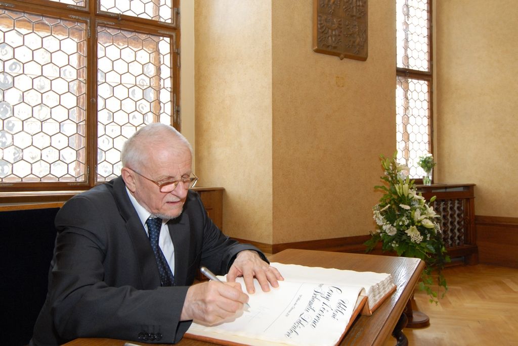 Plzeňské události 1. června 1953, kdy se na dvacet tisíc Plzeňanů vzepřelo komunistické moci, si město jako každý rok připomnělo udělením Ceny 1. června. Obdržel ji český literární kritik, politický komentátor, publicista a vysokoškolský učitel Bohumil Doležal za trvalou obhajobu a prosazování principů demokracie, lidských práv a svobod. (foto: 1.6.2014)