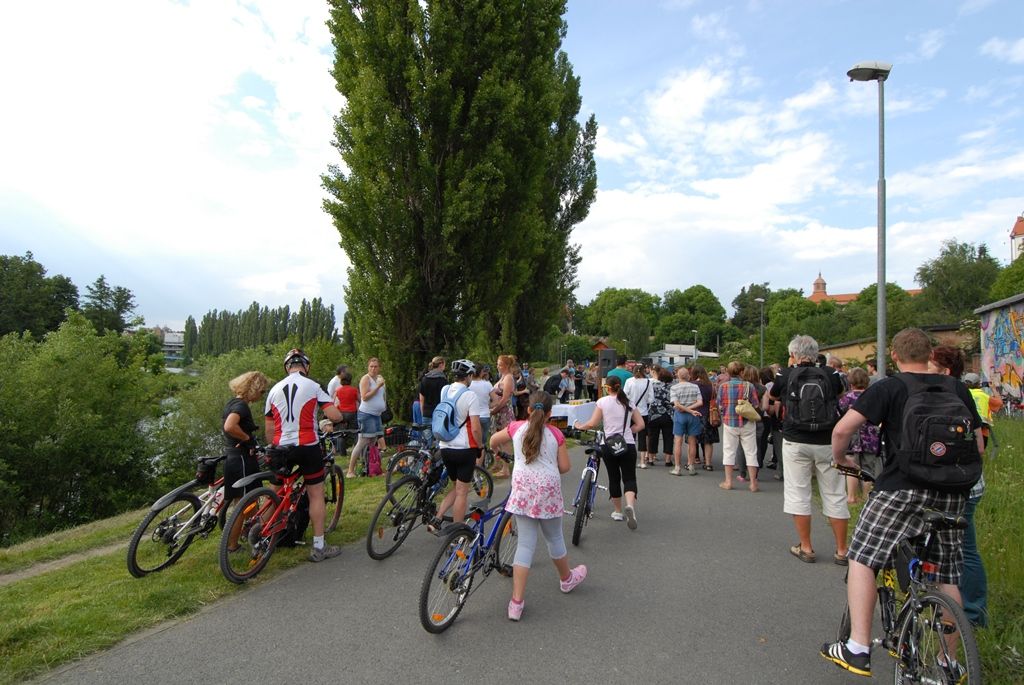 Stezka údolím řeky Radbuzy je letitá. Od včerejšího dne je ale o něco zajímavější. Stala se stezkou naučnou, v pořadí čtvrtou. Dvanáct a půl kilometru dlouhý úsek lemuje dvanáct tabulí s různorodými informacemi, historickými i přírodovědnými. (foto: 4.6.2014)