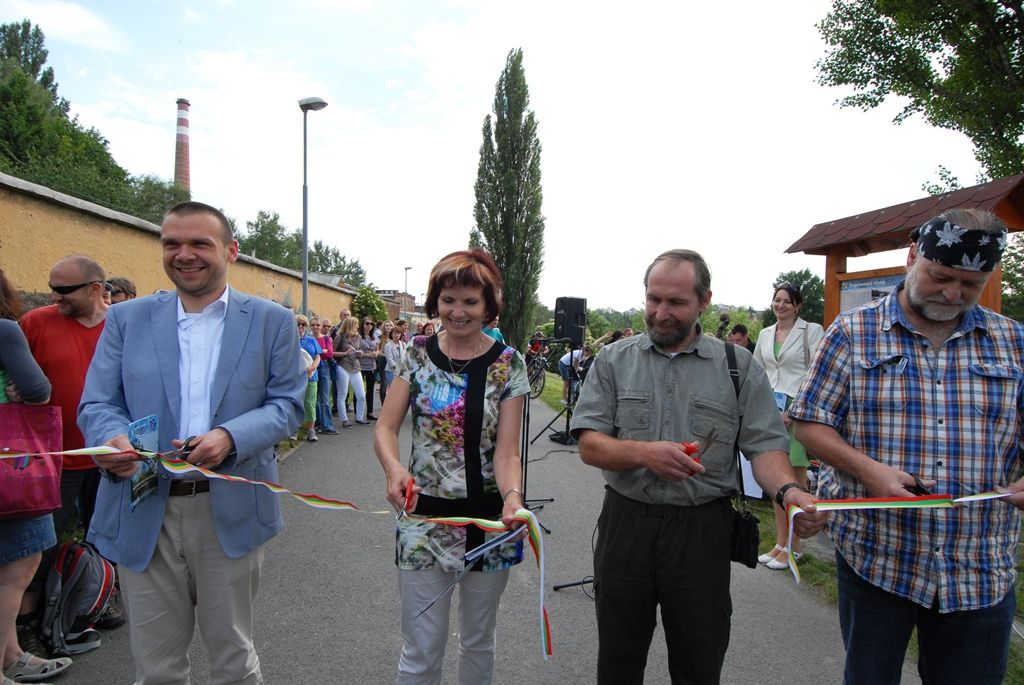 Stezka údolím řeky Radbuzy je letitá. Od včerejšího dne je ale o něco zajímavější. Stala se stezkou naučnou, v pořadí čtvrtou. Dvanáct a půl kilometru dlouhý úsek lemuje dvanáct tabulí s různorodými informacemi, historickými i přírodovědnými. (foto: 4.6.2014)