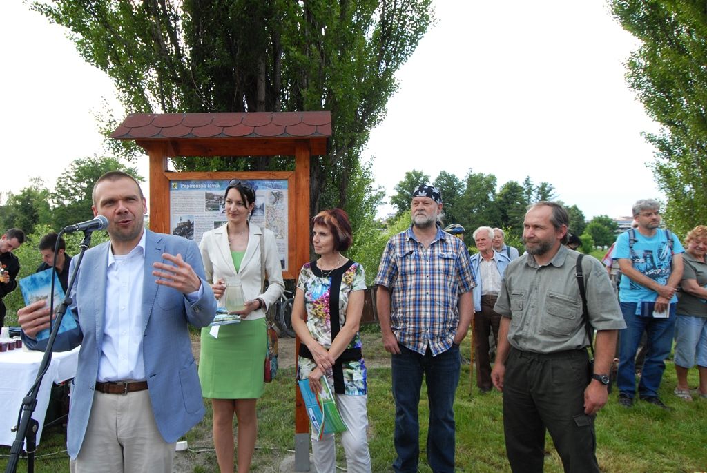 Stezka údolím řeky Radbuzy je letitá. Od včerejšího dne je ale o něco zajímavější. Stala se stezkou naučnou, v pořadí čtvrtou. Dvanáct a půl kilometru dlouhý úsek lemuje dvanáct tabulí s různorodými informacemi, historickými i přírodovědnými. (foto: 4.6.2014)