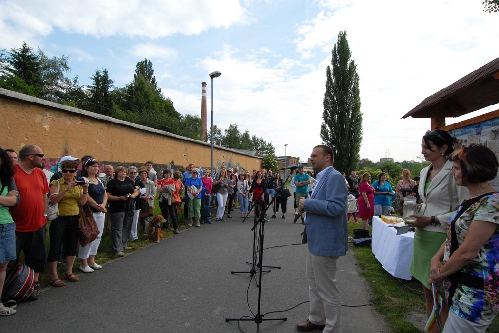 Stezka údolím řeky Radbuzy je letitá. Od včerejšího dne je ale o něco zajímavější. Stala se stezkou naučnou, v pořadí čtvrtou. Dvanáct a půl kilometru dlouhý úsek lemuje dvanáct tabulí s různorodými informacemi, historickými i přírodovědnými. (foto: 4.6.2014)