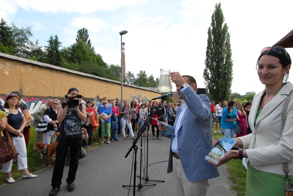 Stezka údolím řeky Radbuzy je letitá. Od včerejšího dne je ale o něco zajímavější. Stala se stezkou naučnou, v pořadí čtvrtou. Dvanáct a půl kilometru dlouhý úsek lemuje dvanáct tabulí s různorodými informacemi, historickými i přírodovědnými. (foto: 4.6.2014)