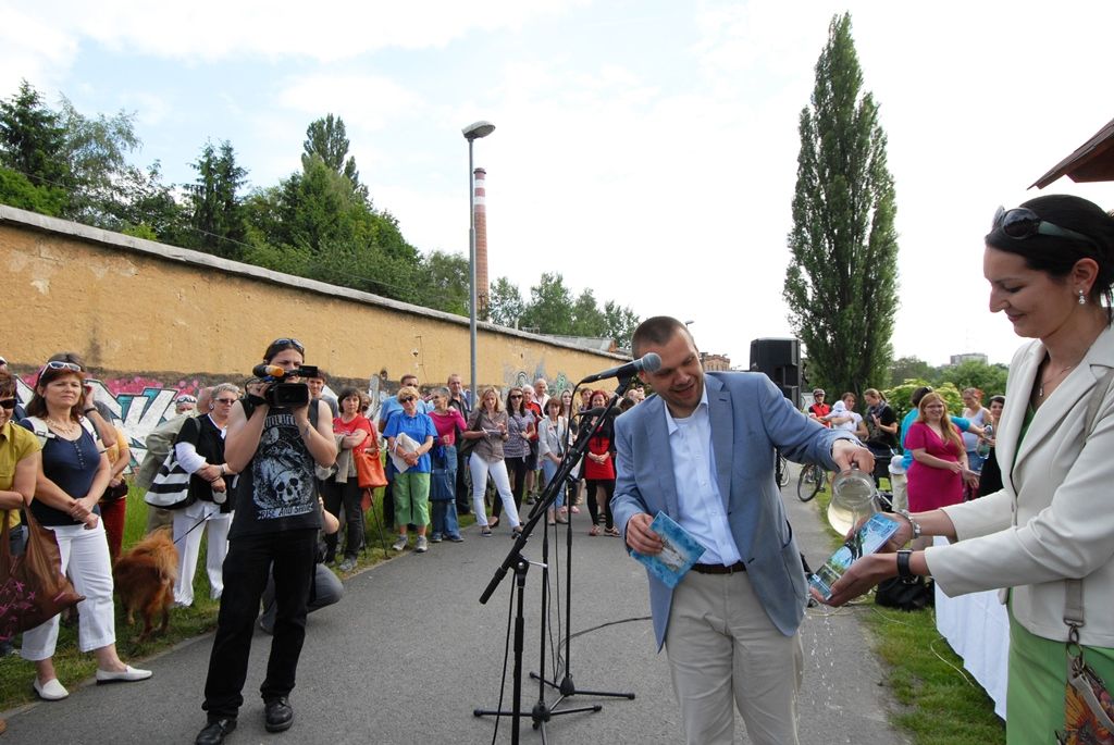 Stezka údolím řeky Radbuzy je letitá. Od včerejšího dne je ale o něco zajímavější. Stala se stezkou naučnou, v pořadí čtvrtou. Dvanáct a půl kilometru dlouhý úsek lemuje dvanáct tabulí s různorodými informacemi, historickými i přírodovědnými. (foto: 4.6.2014)