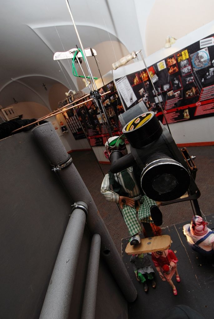 Mázhauz plzeňské radnice hostí výstavu s názvem 30 Skupových Plzní. Ta mapuje linie jednotlivých ročníků soutěžního bienále českého profesionálního loutkového a alternativního divadla, dokumentuje dění na jevišti i festivalový život. (foto: 9.6.2014)