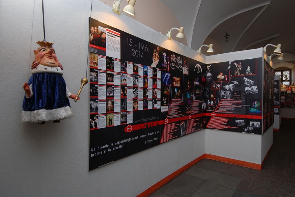 Mázhauz plzeňské radnice hostí výstavu s názvem 30 Skupových Plzní. Ta mapuje linie jednotlivých ročníků soutěžního bienále českého profesionálního loutkového a alternativního divadla, dokumentuje dění na jevišti i festivalový život. (foto: 9.6.2014)