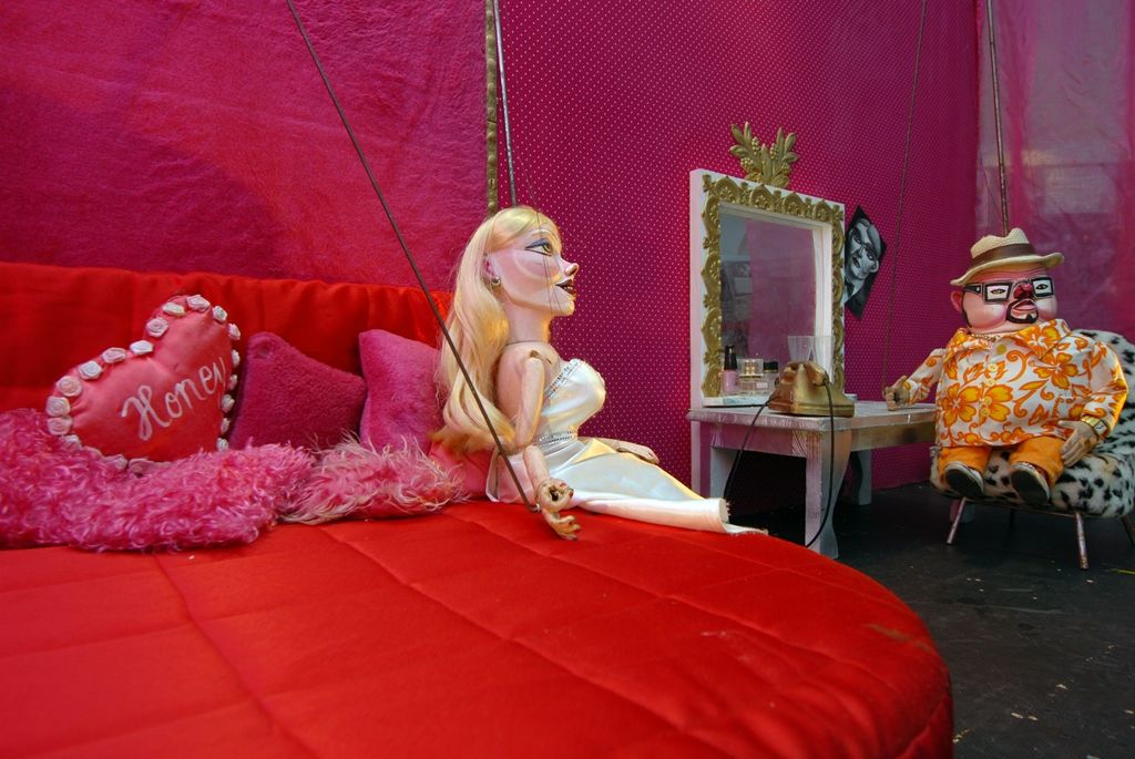 Mázhauz plzeňské radnice hostí výstavu s názvem 30 Skupových Plzní. Ta mapuje linie jednotlivých ročníků soutěžního bienále českého profesionálního loutkového a alternativního divadla, dokumentuje dění na jevišti i festivalový život. (foto: 9.6.2014)