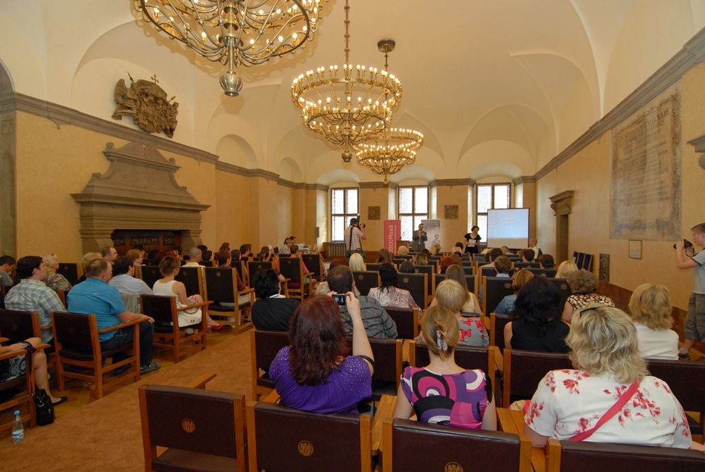 Dramatické životní osudy Hany Gerzanicové, Jaroslava Cuhry, Bohuslava Strejce, Jany Fialkové, Jarmily Bočánkové nebo Jaroslava Bukovského by možná zůstaly zapomenuty, nebýt žáků z plzeňských základních škol, kteří jejich příběhy objevili a zdokumentovali ve společném projektu společností POST BELLUM a Plzeň 2015 nazvaném Příběhy našich sousedů. (foto: 11.6.2014)