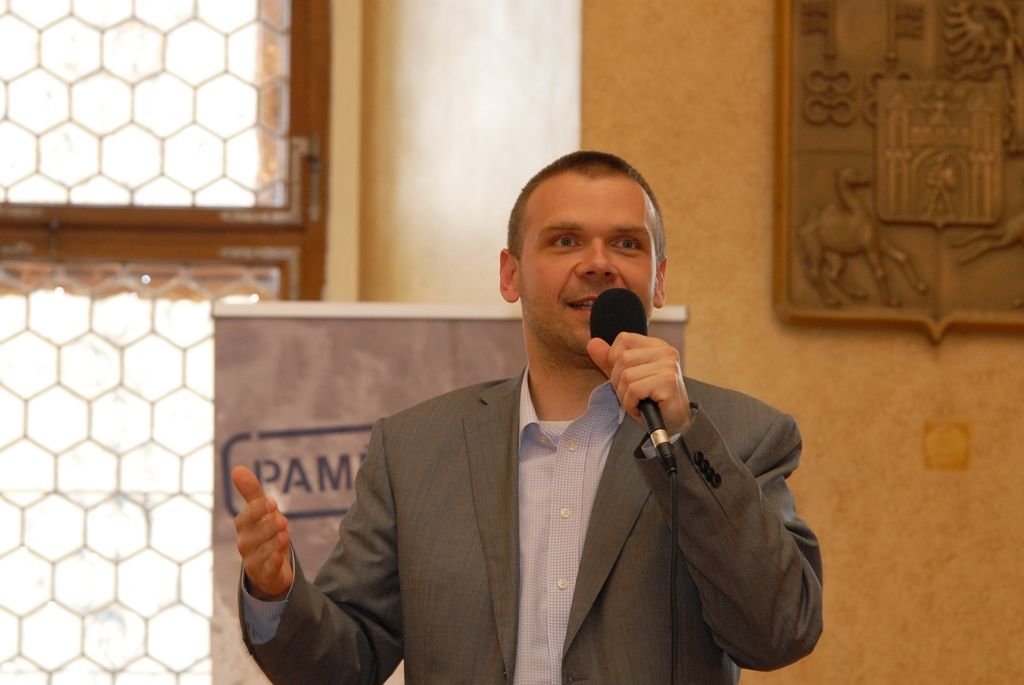 Dramatické životní osudy Hany Gerzanicové, Jaroslava Cuhry, Bohuslava Strejce, Jany Fialkové, Jarmily Bočánkové nebo Jaroslava Bukovského by možná zůstaly zapomenuty, nebýt žáků z plzeňských základních škol, kteří jejich příběhy objevili a zdokumentovali ve společném projektu společností POST BELLUM a Plzeň 2015 nazvaném Příběhy našich sousedů. (foto: 11.6.2014)