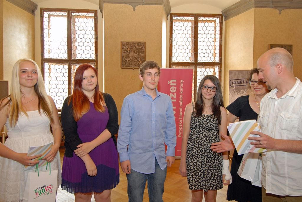 Dramatické životní osudy Hany Gerzanicové, Jaroslava Cuhry, Bohuslava Strejce, Jany Fialkové, Jarmily Bočánkové nebo Jaroslava Bukovského by možná zůstaly zapomenuty, nebýt žáků z plzeňských základních škol, kteří jejich příběhy objevili a zdokumentovali ve společném projektu společností POST BELLUM a Plzeň 2015 nazvaném Příběhy našich sousedů. (foto: 11.6.2014)
