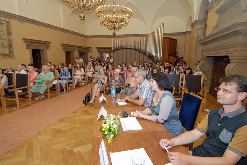 Dramatické životní osudy Hany Gerzanicové, Jaroslava Cuhry, Bohuslava Strejce, Jany Fialkové, Jarmily Bočánkové nebo Jaroslava Bukovského by možná zůstaly zapomenuty, nebýt žáků z plzeňských základních škol, kteří jejich příběhy objevili a zdokumentovali ve společném projektu společností POST BELLUM a Plzeň 2015 nazvaném Příběhy našich sousedů. (foto: 11.6.2014)