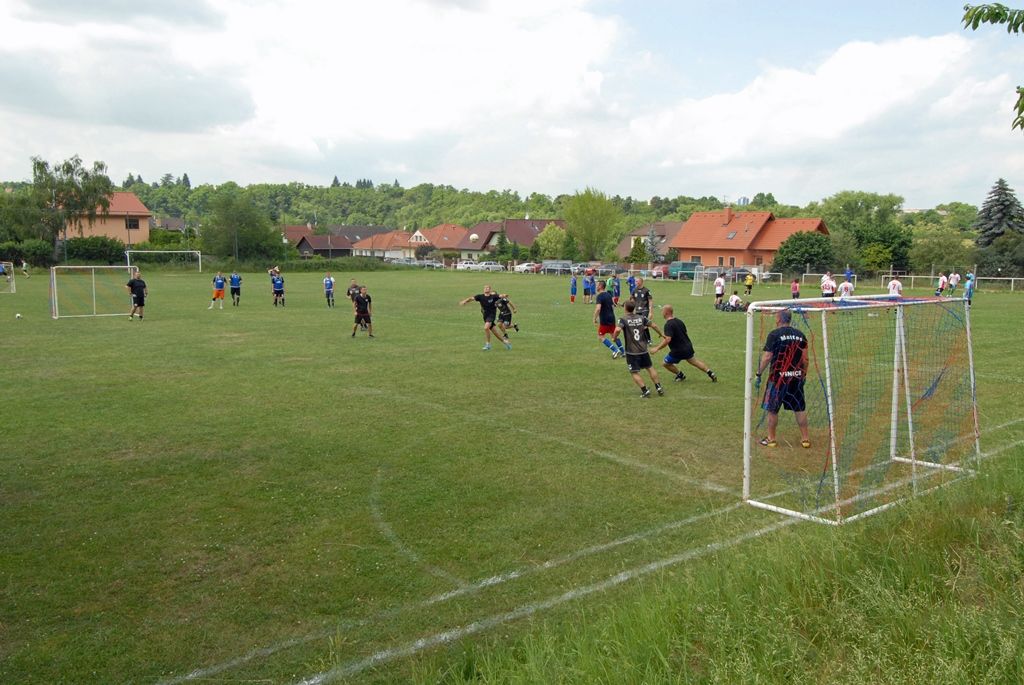 Zápasy se hrály ve třech skupinách 2 x 10 minut, vítězové skupin hráli systémem každý s každým. Nejlepším týmem celého fotbalového turnaje se stali členové vězeňské služby, kteří tak obhájili loňské prvenství a opět převzali putovní pohár memoriálu. Novinkou letošního klání bylo vyhlášení nejlepšího střelce, kterým se stal policista Jurečka z Obvodního oddělení Plzeň – Vinice. (foto: 12.6.2014)