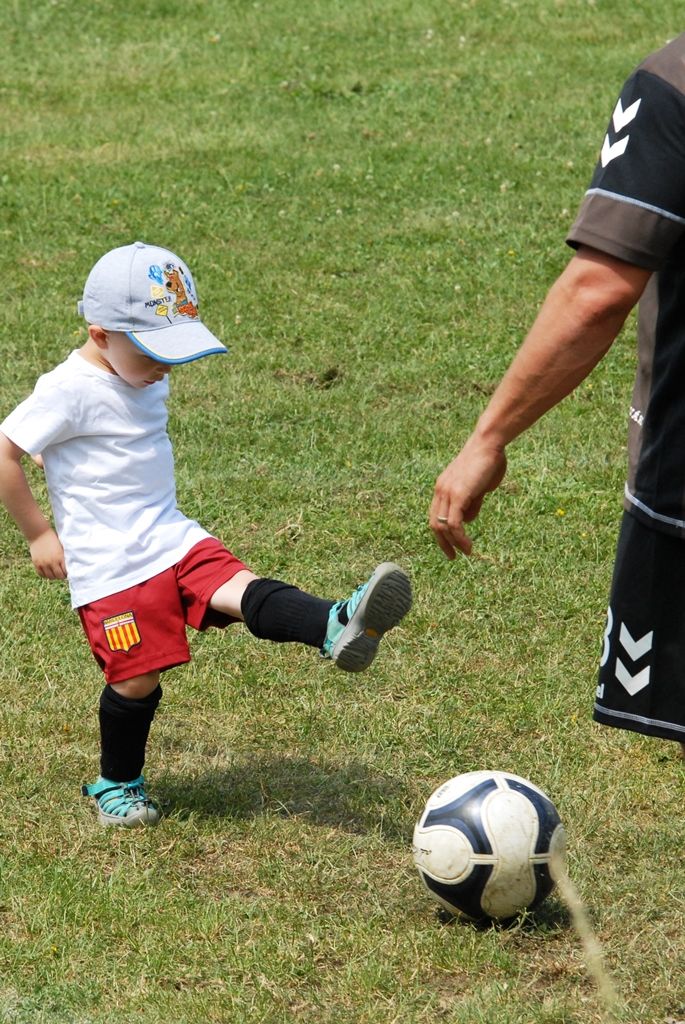 Zápasy se hrály ve třech skupinách 2 x 10 minut, vítězové skupin hráli systémem každý s každým. Nejlepším týmem celého fotbalového turnaje se stali členové vězeňské služby, kteří tak obhájili loňské prvenství a opět převzali putovní pohár memoriálu. Novinkou letošního klání bylo vyhlášení nejlepšího střelce, kterým se stal policista Jurečka z Obvodního oddělení Plzeň – Vinice. (foto: 12.6.2014)