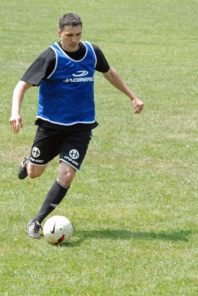 Zápasy se hrály ve třech skupinách 2 x 10 minut, vítězové skupin hráli systémem každý s každým. Nejlepším týmem celého fotbalového turnaje se stali členové vězeňské služby, kteří tak obhájili loňské prvenství a opět převzali putovní pohár memoriálu. Novinkou letošního klání bylo vyhlášení nejlepšího střelce, kterým se stal policista Jurečka z Obvodního oddělení Plzeň – Vinice. (foto: 12.6.2014)