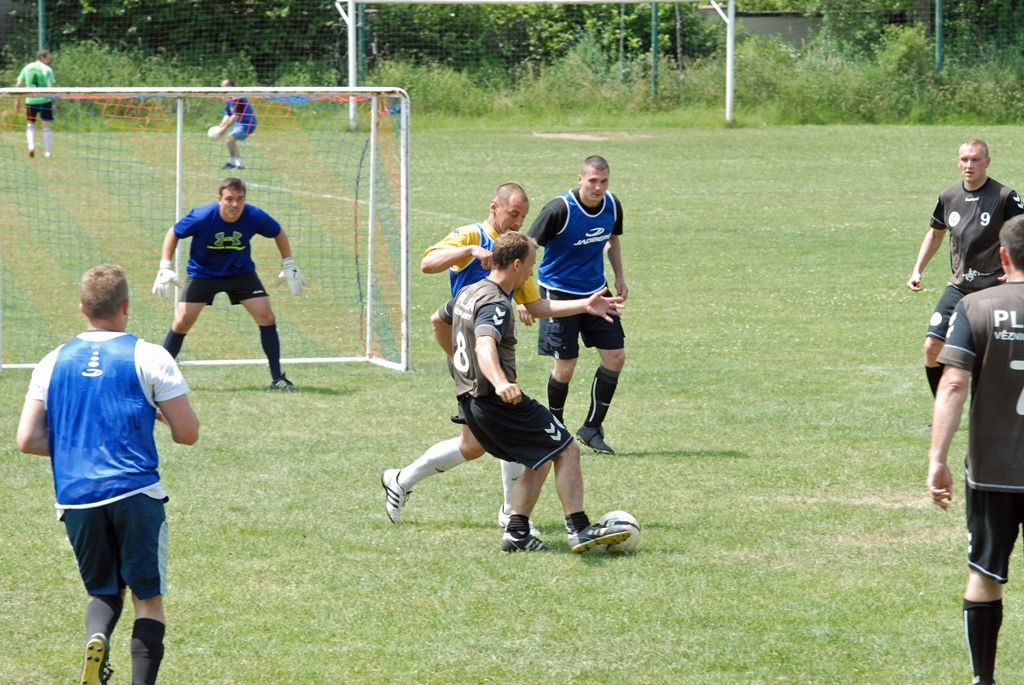 Zápasy se hrály ve třech skupinách 2 x 10 minut, vítězové skupin hráli systémem každý s každým. Nejlepším týmem celého fotbalového turnaje se stali členové vězeňské služby, kteří tak obhájili loňské prvenství a opět převzali putovní pohár memoriálu. Novinkou letošního klání bylo vyhlášení nejlepšího střelce, kterým se stal policista Jurečka z Obvodního oddělení Plzeň – Vinice. (foto: 12.6.2014)