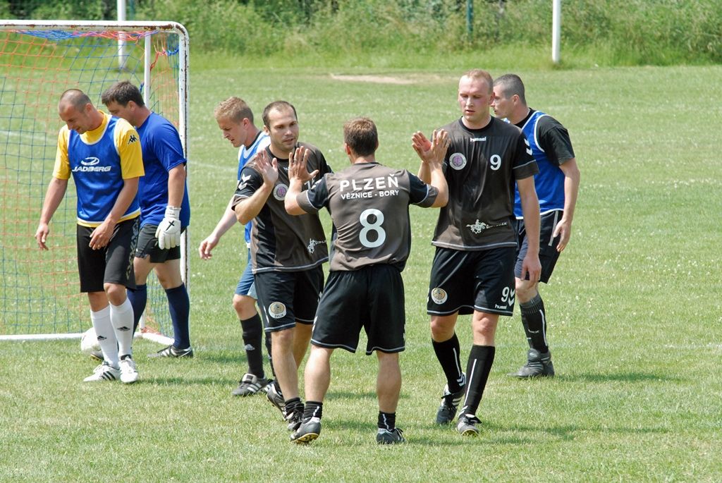 Zápasy se hrály ve třech skupinách 2 x 10 minut, vítězové skupin hráli systémem každý s každým. Nejlepším týmem celého fotbalového turnaje se stali členové vězeňské služby, kteří tak obhájili loňské prvenství a opět převzali putovní pohár memoriálu. Novinkou letošního klání bylo vyhlášení nejlepšího střelce, kterým se stal policista Jurečka z Obvodního oddělení Plzeň – Vinice. (foto: 12.6.2014)