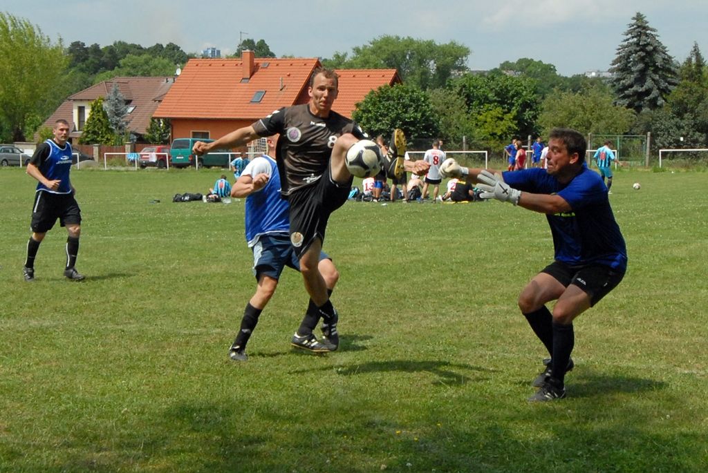 Zápasy se hrály ve třech skupinách 2 x 10 minut, vítězové skupin hráli systémem každý s každým. Nejlepším týmem celého fotbalového turnaje se stali členové vězeňské služby, kteří tak obhájili loňské prvenství a opět převzali putovní pohár memoriálu. Novinkou letošního klání bylo vyhlášení nejlepšího střelce, kterým se stal policista Jurečka z Obvodního oddělení Plzeň – Vinice. (foto: 12.6.2014)