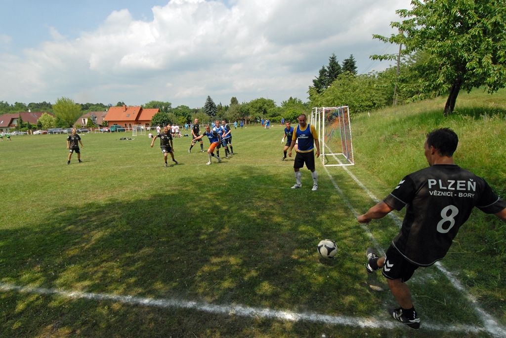 Zápasy se hrály ve třech skupinách 2 x 10 minut, vítězové skupin hráli systémem každý s každým. Nejlepším týmem celého fotbalového turnaje se stali členové vězeňské služby, kteří tak obhájili loňské prvenství a opět převzali putovní pohár memoriálu. Novinkou letošního klání bylo vyhlášení nejlepšího střelce, kterým se stal policista Jurečka z Obvodního oddělení Plzeň – Vinice. (foto: 12.6.2014)