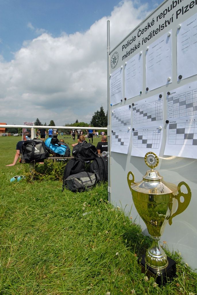 Zápasy se hrály ve třech skupinách 2 x 10 minut, vítězové skupin hráli systémem každý s každým. Nejlepším týmem celého fotbalového turnaje se stali členové vězeňské služby, kteří tak obhájili loňské prvenství a opět převzali putovní pohár memoriálu. Novinkou letošního klání bylo vyhlášení nejlepšího střelce, kterým se stal policista Jurečka z Obvodního oddělení Plzeň – Vinice. (foto: 12.6.2014)