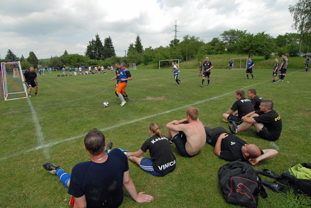 Zápasy se hrály ve třech skupinách 2 x 10 minut, vítězové skupin hráli systémem každý s každým. Nejlepším týmem celého fotbalového turnaje se stali členové vězeňské služby, kteří tak obhájili loňské prvenství a opět převzali putovní pohár memoriálu. Novinkou letošního klání bylo vyhlášení nejlepšího střelce, kterým se stal policista Jurečka z Obvodního oddělení Plzeň – Vinice. (foto: 12.6.2014)